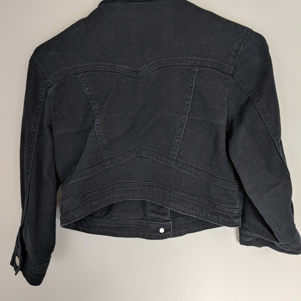 Rue21 black cropped jean jacket size medium - Picture 4 of 4